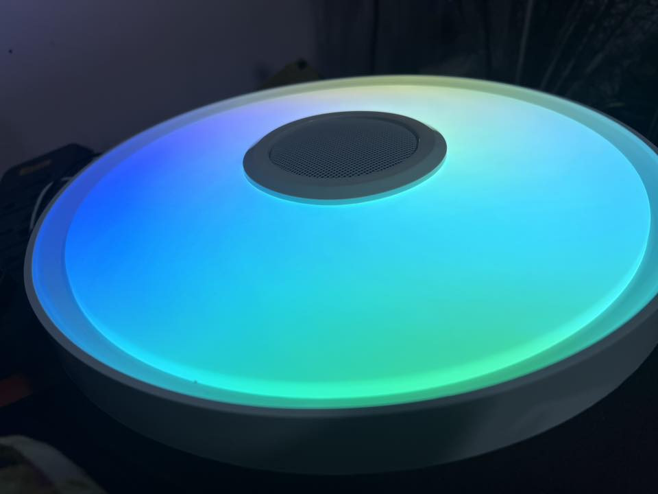 لمنتج عبارة عن مصباح سقف ذكي بتقنية LED مع مكبر صوت بلوتوث مدمج وجهاز تحكم عن بعد. 
الإضاءة: يتميز بإضاءة RGB متعددة الألوان وقابلة للتعتيم لتغيير جو الغرفة. 
الصوت: يحتوي على مكبر صوت بلوتوث مدمج لتشغيل الموسيقى لاسلكياً. 
التحكم: يمكن التحكم به عبر تطبيق الجوال أو جهاز التحكم عن بعد المرفق. 
المميزات: توفر بعض الطرازات مزامنة الإضاءة مع إيقاع الموسيقى. 

ب١٥ الف اول تم @إشارة


**إذا كنت صاحب هذا الإعلان وتريد حذفه لأي سبب، رجاءا أرسل رسالة إلى الدعم الفني**