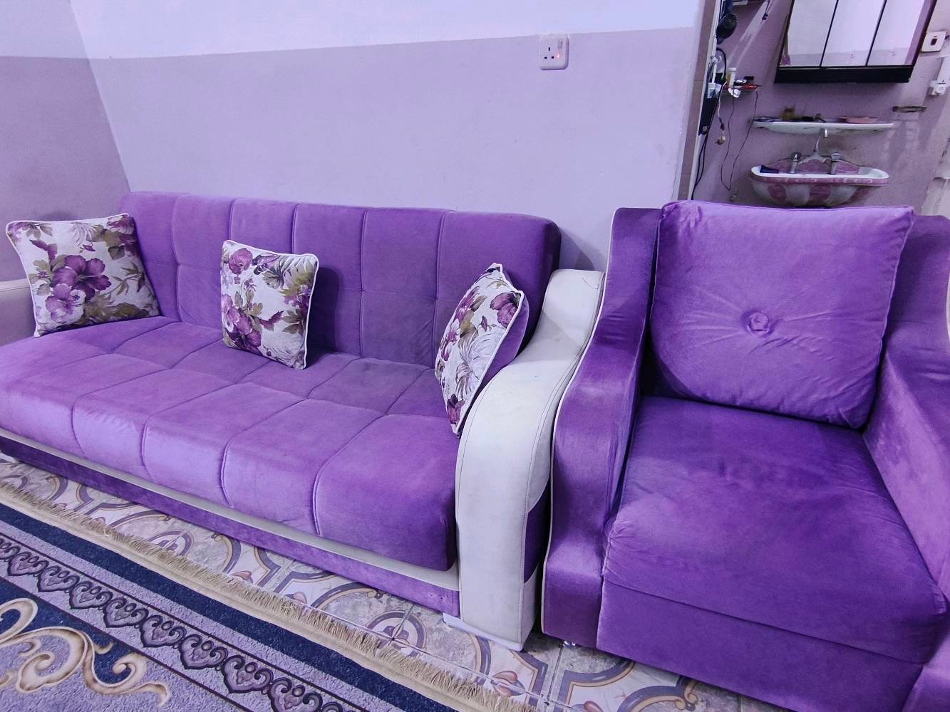 تخم تركي اصلي ثقيل كرويتات ثنين يتحولن سرير واربعة كراسي مستعمل مع ١٠ كوشات 