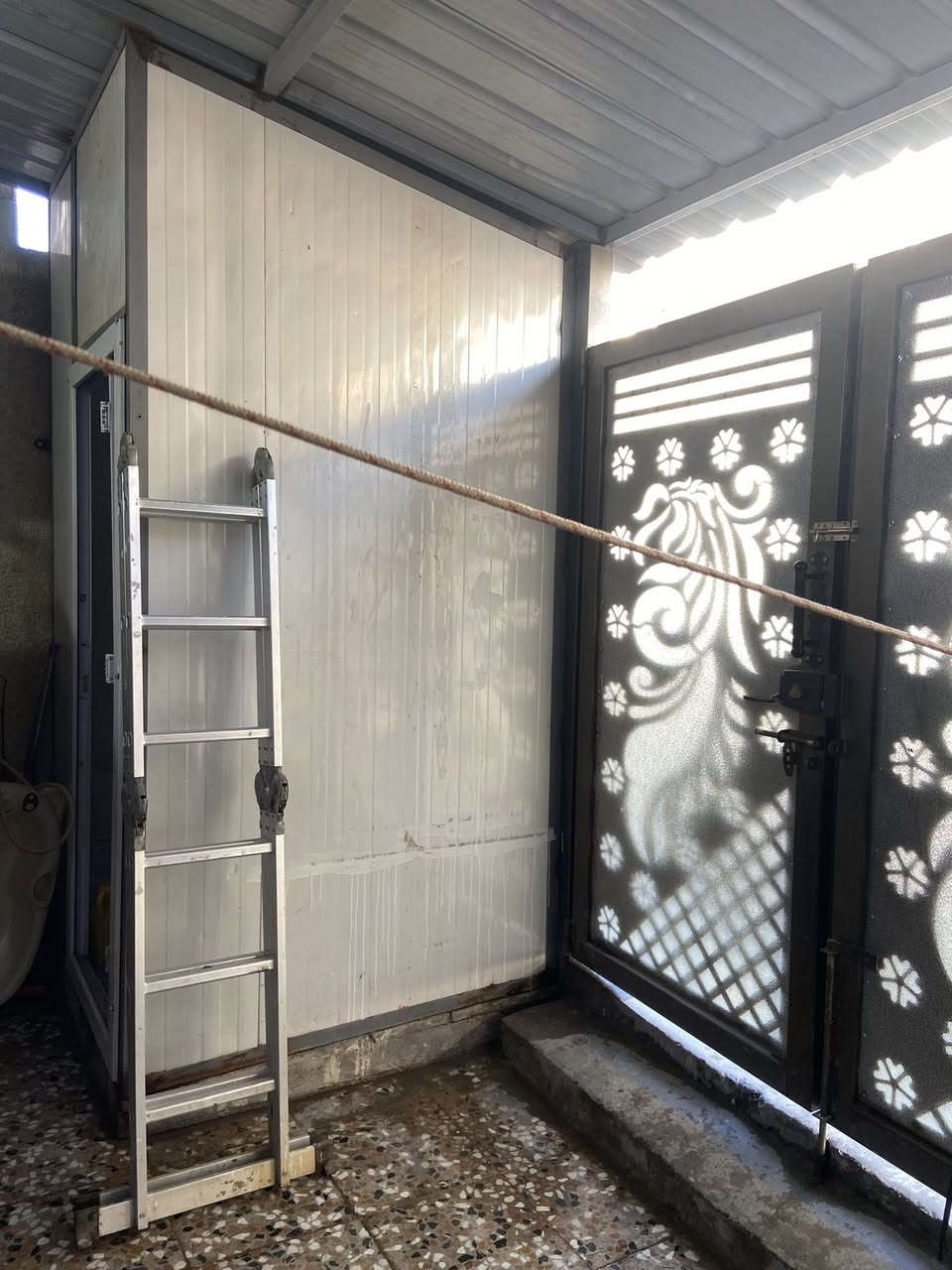 مشتمل 100م طابو صرف الثراث
السلام عليكم 
مشتمل 100م طابو صرف بأسمي 5*20 غرفتين نوم وكراج وصالة وحولي مدخلين البيت ومطبخ وحمام وتواليت داخلي وتواليت خارجي التراث شارع 60 ثاني فرع يمين والثاني يسار للاستفسار 
*********** و *********** 
السعر المطلوب 135 مليون وبي محال
