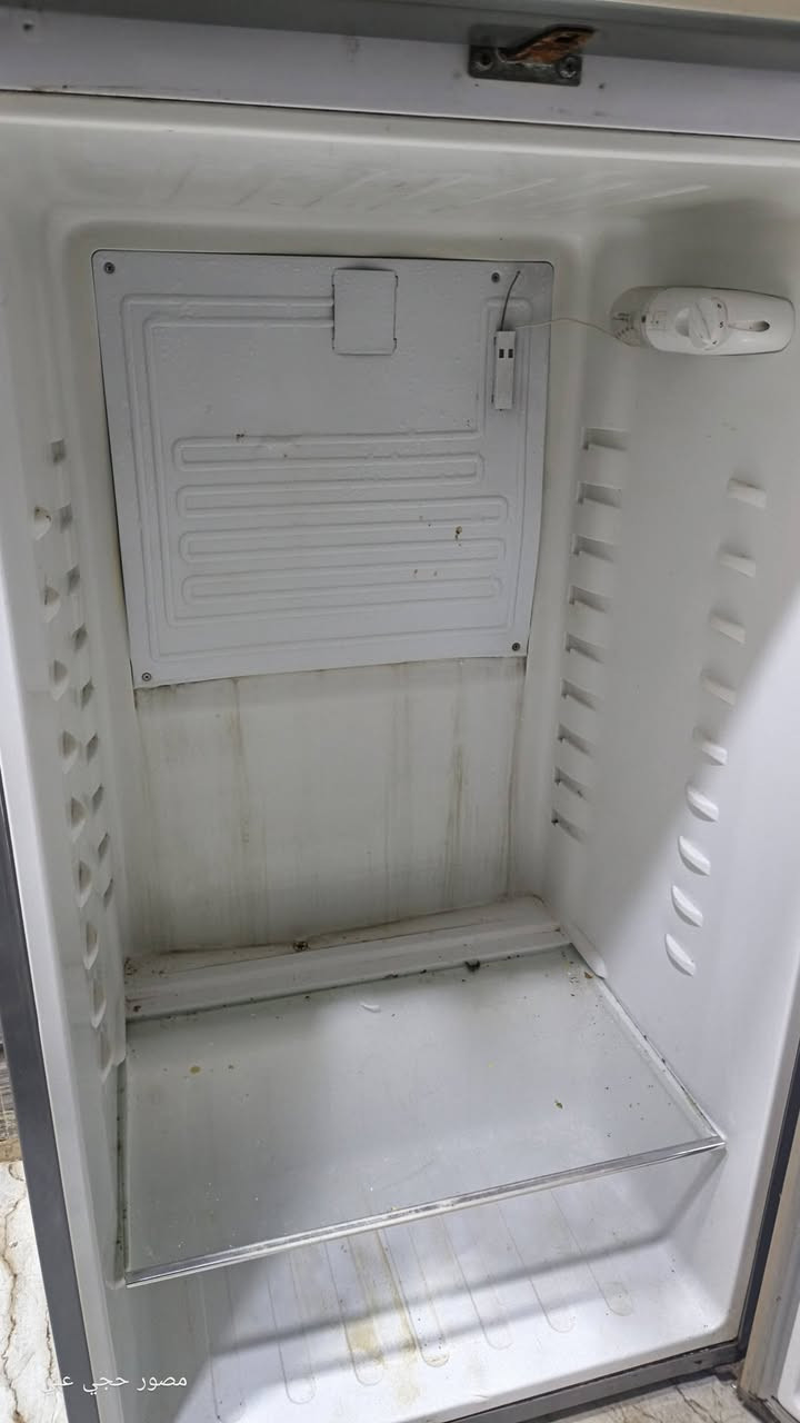 ثلاجه حجم كبير شغالة شرط التبريد و التجميد مكان ناصريه مركز سعر ٢٥٠  هاتف ***********
