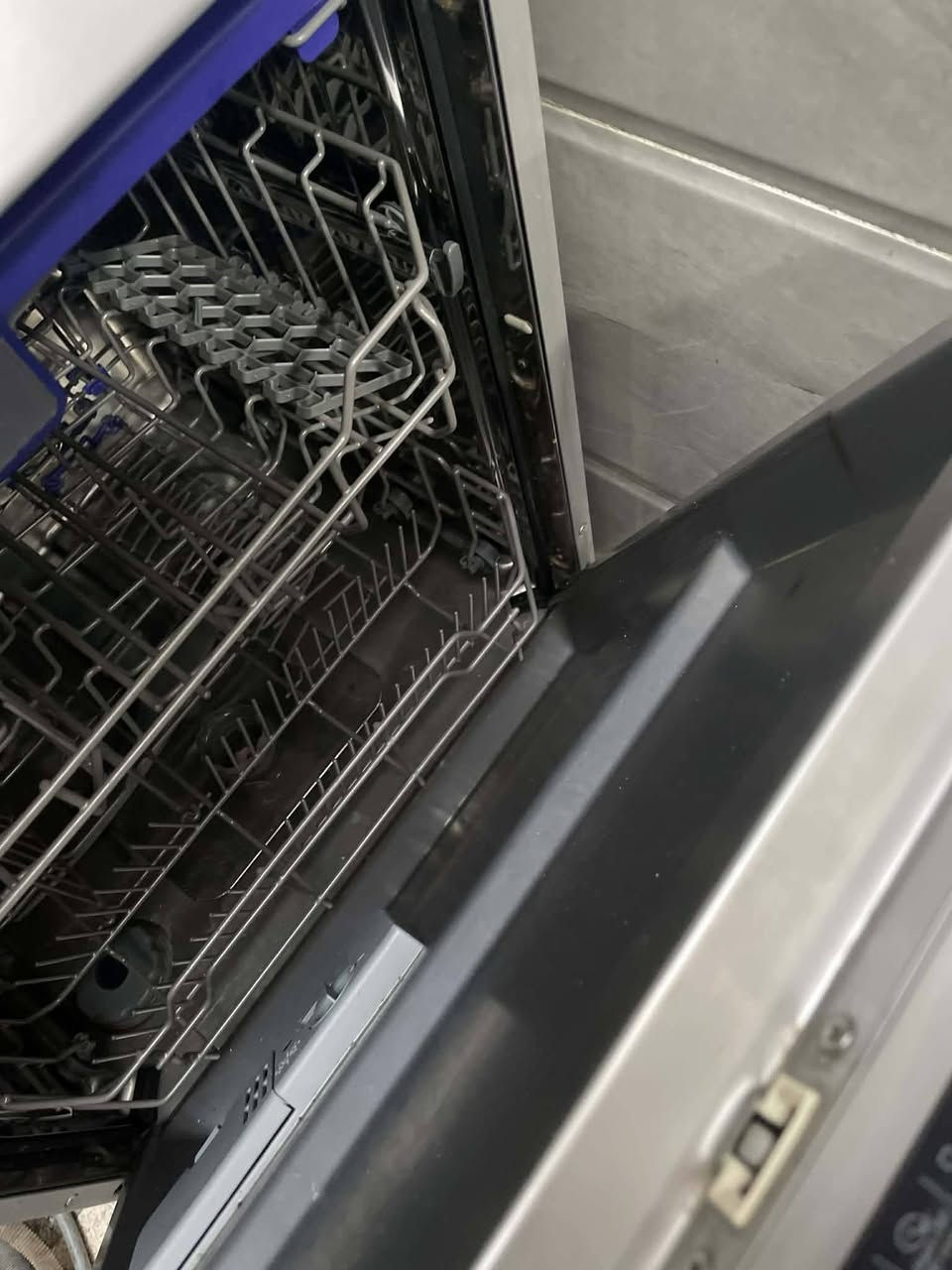 غسالة صحون نوعيتة الحافظ استعمال كولش قليل سعرها ب٣٠٠ وبيها مجال


**إذا كنت صاحب هذا الإعلان وتريد حذفه لأي سبب، رجاءا أرسل رسالة إلى الدعم الفني**