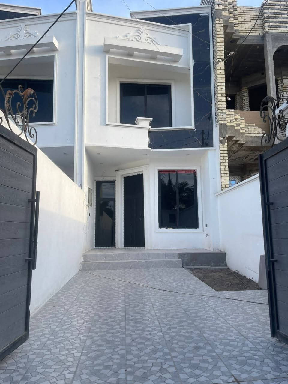 🏡 للبيع – دار سكنية فاخرة | فرصة مميزة 🏡
عدد الدور: 2
📐 مساحة كل دار: 200 متر
📏 الواجهة: 5 م
📐 العمق: 40 م
🔹 مواصفات كل دار:
3 غرف نوم
3 حمّامات
كراج كبير
بناء طابوق درجة أولى
تشييد حديث وبمواصفات عالية
📄 السند: 25
📛 مسجّل باسم صاحب الدار
📍 العنوان المميز:
منطقة الدوانم
مجاور جامع الملك القدوس
نهاية الشرطة الخامسة
خلف منطقة الري
قريب من الإعلام، السيدية، البياع
💰 السعر:
149 مليون دينار للدار الواحدة
📞 للاستفسار والتواصل:
***********
***********
👤 سيف أبو يزن
