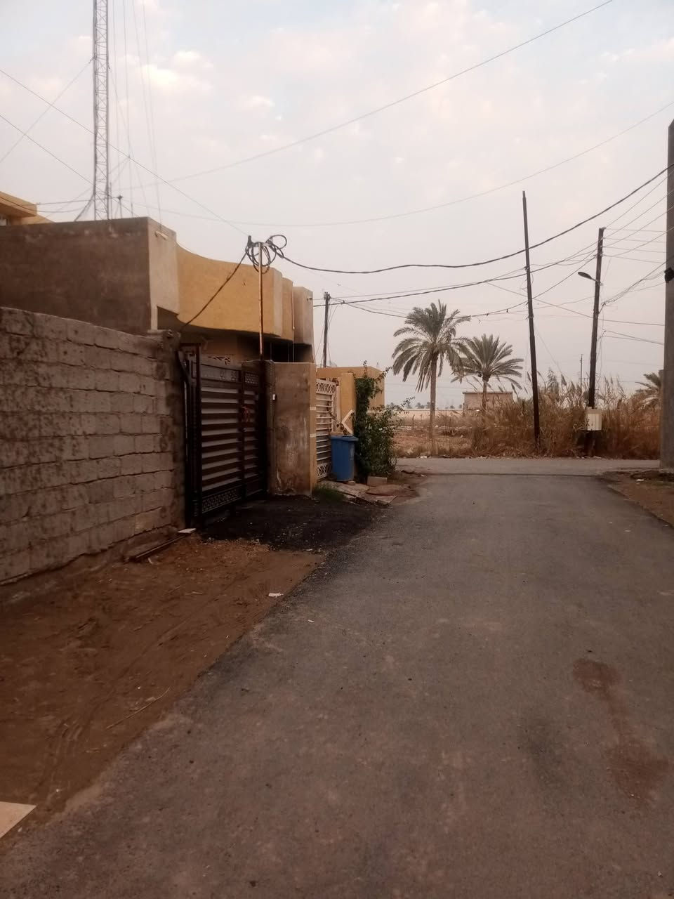 السلام عليكم
دار للبيع المساحة 150م طابو زراعي سند٢٥ طابقين 

يحتوي الطابق الأول على 
استقبال ٦*٤ والمطبخ ٥*٤ والصالة ٣*٦ وغرفة نوم ٤*٤
وصحيات منفصله وترك عدد٢ وكراج سيارة ٣*٥ وحديقة ٣*٣

الطابق الثاني 
يحتوي على غرف نوم عدد ٢ فوق الاستقبال والمطبخ 
وبيتونه كبيرة 
العنوان الراشدية شارع المراسمة وطريق الرابط بين جزيرة بغداد والراشدية للاستفسار الاتصال ***********
