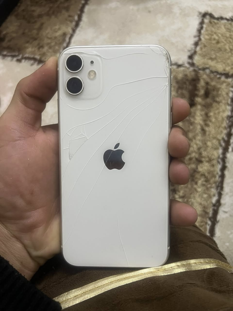 ايفون ١١ عادي  ذاكره ١٢٨ بطاريه ٧٥ بل حاسبه ٨٠ جهاز نضيف برغي مامفتوح بيه تفحص بل حاسبه بي خلل فقط في شاشه تصير خط من تصير اسود المكان الخالديه السعر ٣٥٠ بي مجال وتساب اتصال ***********
