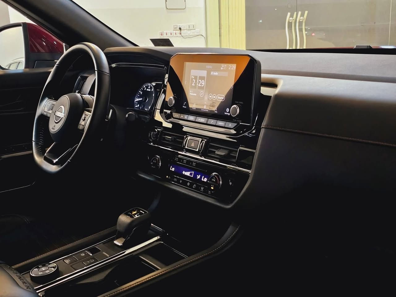 للبيع بسعر مناسب جدا
نيسان باثفايندر ٢٠٢٣ بدون قطرة صبغ
ماشيه 37000

ميزات نيسان باثفايندر روك كريك 2023 هي كالتالي:

# المحرك
- محرك بنزين سعة 3.5 لتر، 6 أسطوانات، بقوة 284 حصان ¹.
- ناقل حركة أوتوماتيكي ب 9 سرعات ¹[3).

# التصميم الداخلي
- مقصورة فاخرة بتصميم أنيق ومريح ¹.
- مقاعد من الجلد مع مساند ذراع ¹.
- نظام تحكم أوتوماتيكي بالمناخ ثلاثي المناطق ¹.
- شاشة معلومات ترفيهية مقاس 8 أو 9 إنشات ¹ ².

# السلامة والأمان
- وسائد هوائية ¹.
- نظام الفرامل المانعة للانغلاق ¹.
- نظام توزيع قوى الكبح إلكترونياً ¹.
- نظام التحكم بثبات المركبة ¹.
- كاميرا محيطية ذكية مع نظام كشف الأجسام المتحركة [2).

# التكنولوجيا والترفيه
- نظام صوتي من 6 سماعات أو 12 سماعة من Bose ¹.
- شاشة عرض معلومات السائق مقاس 7 أو 12.3 إنش ¹.
- منافذ USB وبلوتوث وشاحن لاسلكي ¹.
- نظام ملاحة وتقنية البلوتوث ¹.

# الخارجي
- مصابيح أمامية LED ¹.
- عجلات معدنية مقاس 18 أو 20 إنش ¹.
- مرايا جانبية كهربائية مع إشارات انعطاف ¹.
- أللون ماروني
***********
