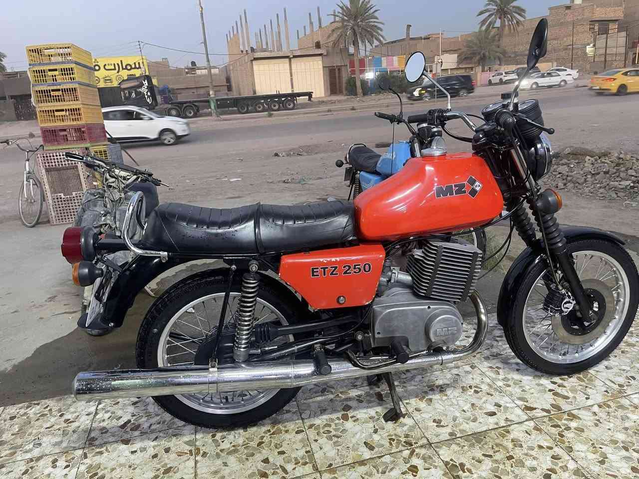سلام عليكم دراجه ٨٨ مال باله للبيع كصه ١ قطرت لحيم مابي بدون  كله بلاد راس وجعب الماني   مكان بابل حله   الشراي هاذا رقمي ***********
