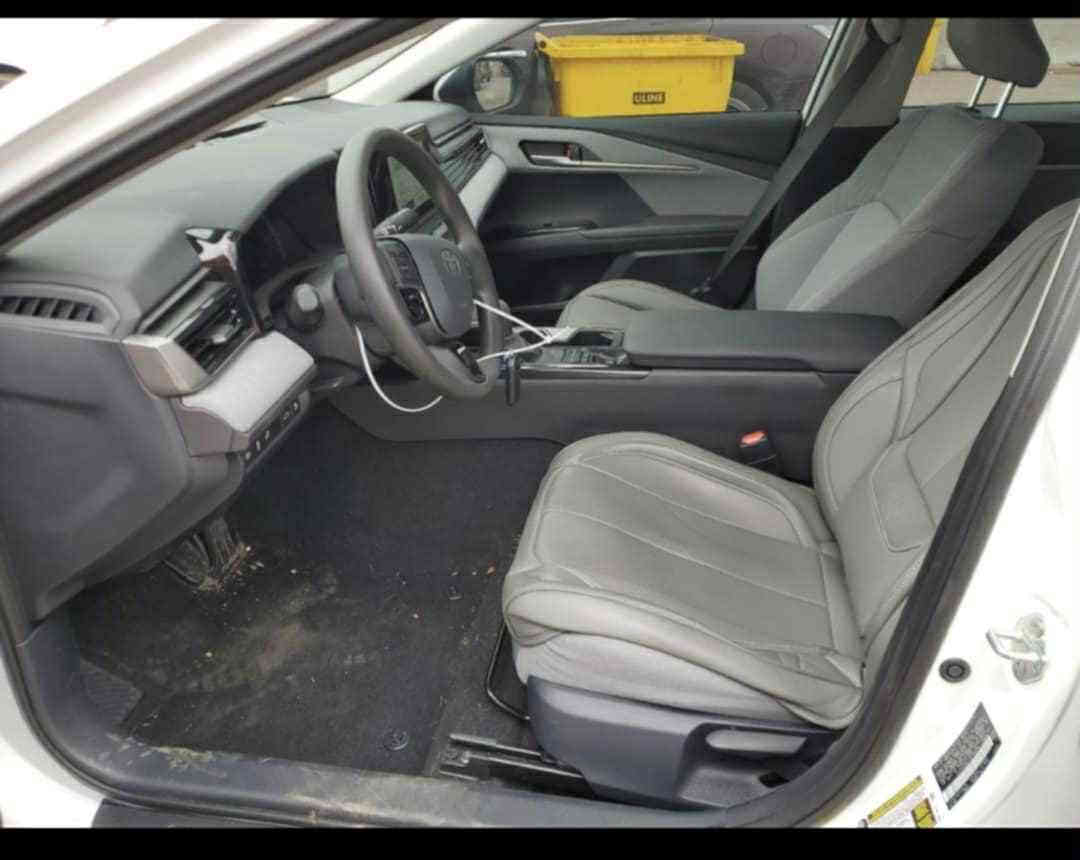 السلام عليكم للبيع كامري هايبرد٢٠٢٥ ماشيه ١١ الف بأسمي بيه صبغ نص جاملغ بدون ماطاك ولا ارباك بيه السعر ٢٢٥ ورقه وبيه شويه مجال ***********
