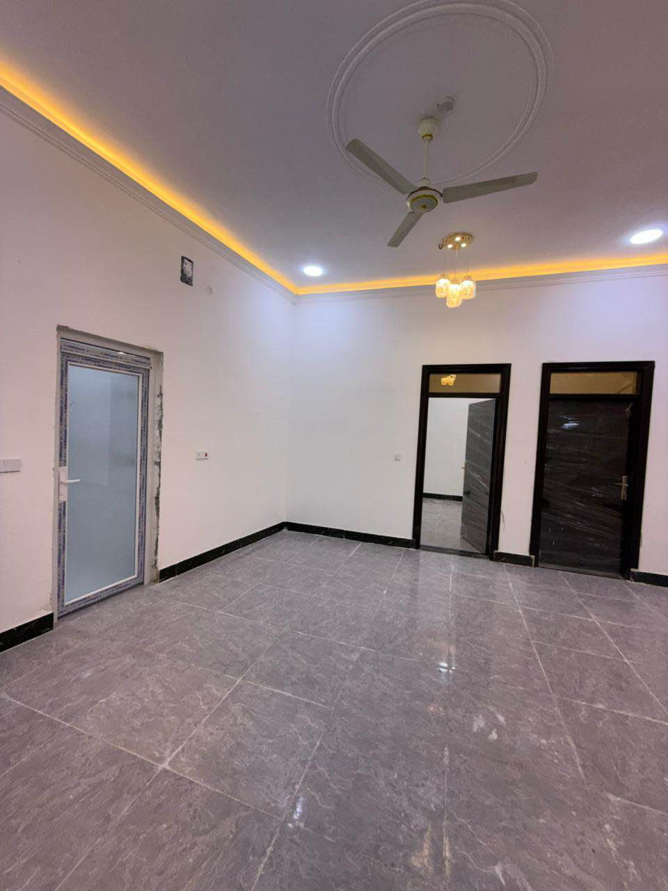 #اسعد_الله_أوقاتكم_بكل_خير👋⁉️

دار سكن للبيع ⛪️ بسعر بلاااش 

#المساحه :: 200 متر  بناء حديث بعده بل جيس

#يحتوي البيت على غرفتين نوم 
و ديوان 
و صاله 
و مطبخ 
و صحيات داخلي و خارجي و كراج سياره 
بيت كلش مرتب 

كافه الخدمات متوفره 

#جنس_العقار :: طابو صرف زراعي بأسم عراقي سند ٢٥ راعي لارض ساكن نفس المنطقه 

#العنوان ابو الخصيب  شارع ابو كوصره 
يبعد عن شارع ابو كوصره 50 او اقل 

#السعر 115مليون و بي مجال 
#للاستفسار الاتصال على الهاتف *********** البصرة, العراق
