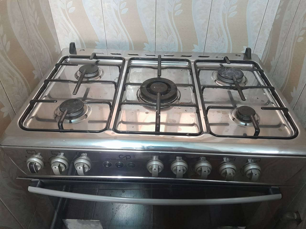 السلام عليكم للبيع طباخ اخو الجديد نظيف جدآ حجم كبير ٩٠ ×٦٠ تركي شغال عالفحص السعر ٢٢٥وبي مجال للشراي مكاني الغزالية للاستفسار الاتصال ***********
