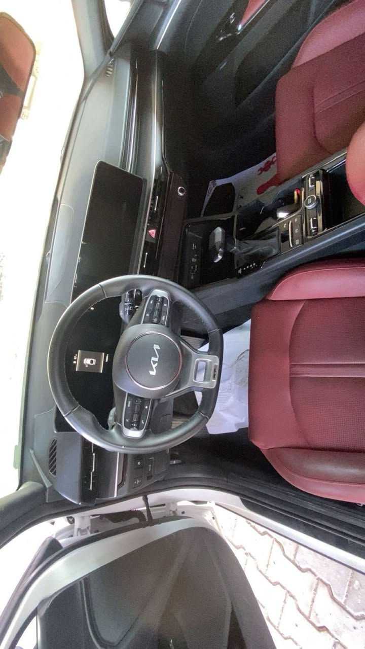 السلام عليكم 
للبيع كيا K5 وارد امريكي موديل 2025
ماشيه 10190mi حادث جاملغ خلفي وبنيد جاملغ امامي بدون شواصي ولا لغود جاهزه ومابيها اي نقص 
السياره فول مواصفات 
داخل احمر 
وبصمه 
رادارات 
مكينه 2500
صور 
الحادث موجوده ويه الصور السعر المطلوب 19000دولار وبيها مجال لشراي 
علي ***********
