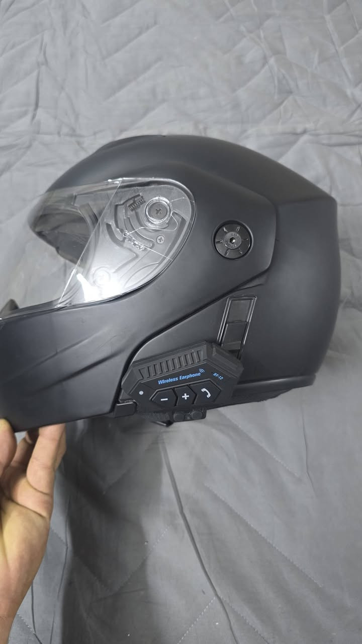 سلام عليكم خوذة بالة مع جهاز بلوتوث فج قلاب 3 حركات + نضارة شمسية بها بلاد سعر 70 .....رقم ***********
