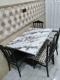 ميز طعام • ٦ كراسي • التأميم