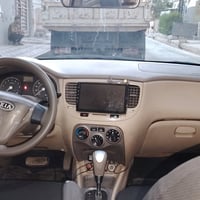 كيا ريو للبيع موديل 2007 بيها قطعتين رقم بغداد سنويه 2028 كاربون بانزي...