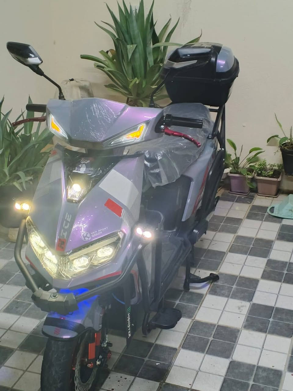 👋سلام عليكم 
مطور شحن سكنس موديل 25
✅بطاريات عالفحص 
✅لايت عالي + ناصي 
 4انظمة تشغيل 
بصمة + سويج + تشغيل عن بعد+كارتات 
 
$💵 السعر ب 600 وبي مجال 
مكاني حي المهندسين الثانيه قرب سيطرة القواس الصقلاويه ***********
