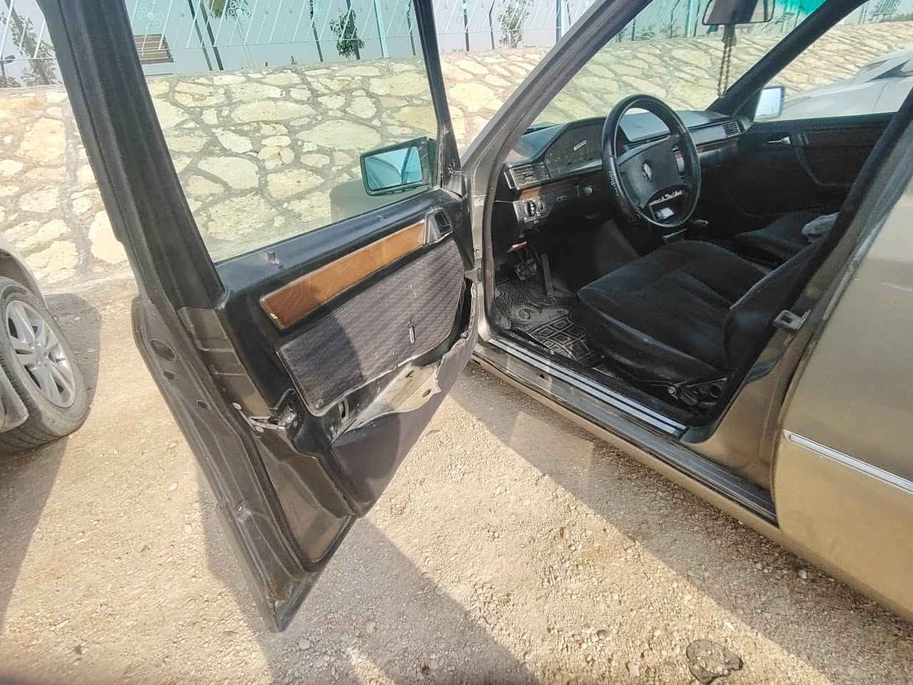 سلام عليكم للبيع موديل 91 رقم انبار بلاديه السياره بدون ضربه ولا خياس بالقواعد محرك بلاديه نصبته حلوه رقمه حلوه تخم تاير جديد تبريد شغال سلايت اريل كهربائي شغال المكينة بيه بخار صارله سنتين والسيارة جارده وبينه الصور واي استفسار بالخدمه السعر 45 نهائي اعتبره سياره مال تعمير بس صبغ يرادله مالكها أبو السنويه بالحله مكانه النجف الإشرف *********** او مراوس حسب القناعه
