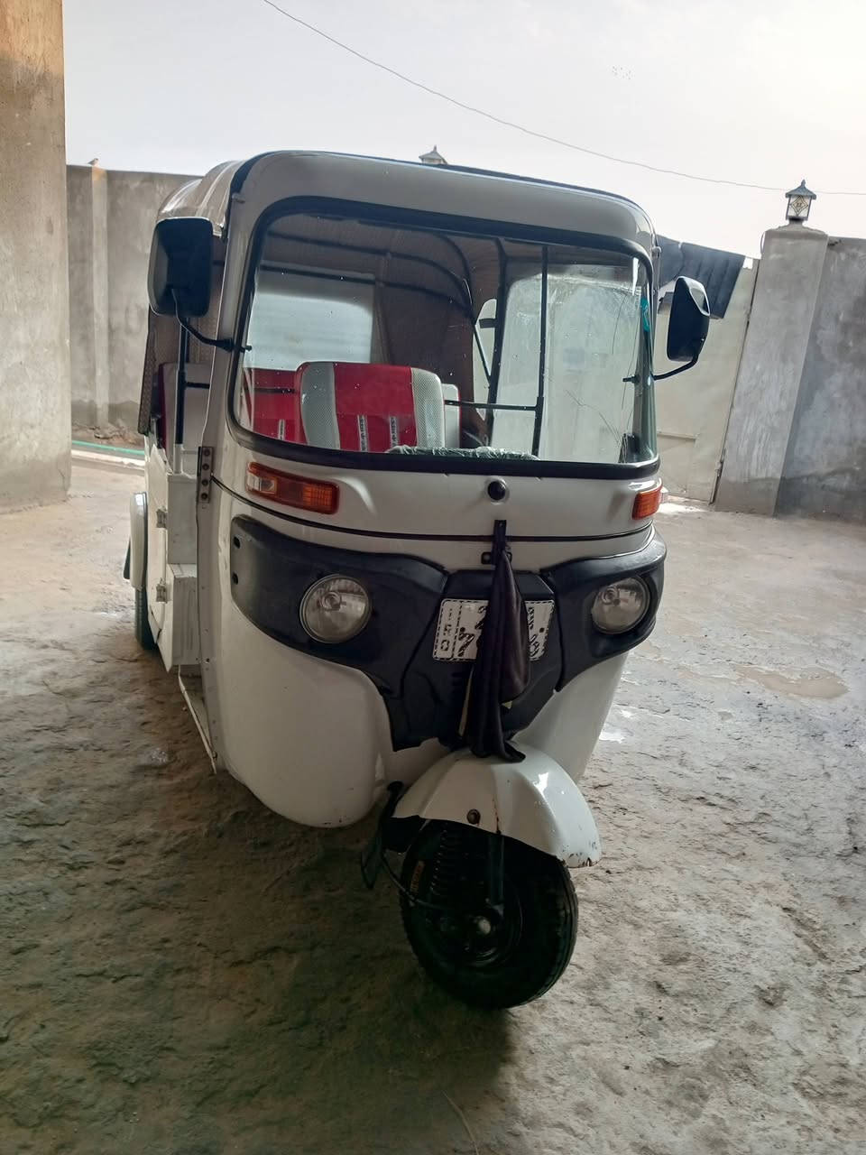 سلام عليكم شباب 
تكتك موديل 21 رقم واسط سنويه ولوحات نكليزي داخله هزه الكشر كفاله عامه من كلشي فقط دوس معمره محرك مجفت شركه لاينقص ولايبخر تخم تاير  جوبلس دوشمه كاعيات منيدك لشارع ربع مذب عليه 
مكاني كوت حي الجهاد 
***********
السعر خابر وتدلل والله ماردك فارغ 🌹
