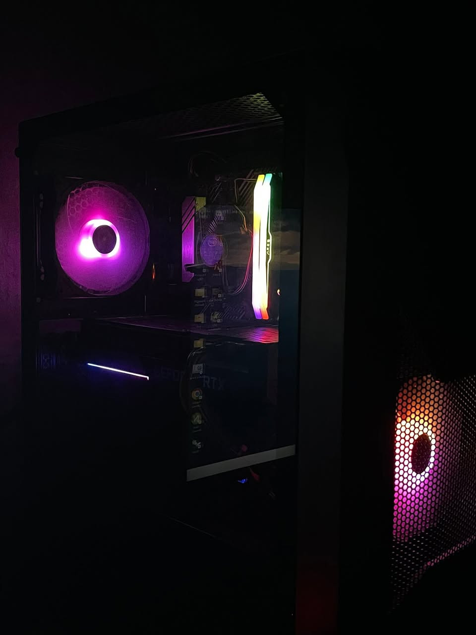 Gpu:  geforce RTX 3060 TI 8 giga vram . Cpu: Intel i5 10400F . Ram: 16 giga ddr4 3600 Lexar motherboard : Asus H510-A . Storage:Hdd 1tb .Ssd 128GB . Power supply : Thermaltake litepower 650W . Case Gamedias 2 Rgb fans.cooler: Air cooler
كرتون كرت شاشة والرامات موجودة 
كرت شاشة ما مفتوح وحرارته 77 وعندي فيديو 
السعر:- 950 الف 
توصيل متوفر


**إذا كنت صاحب هذا الإعلان وتريد حذفه لأي سبب، رجاءا أرسل رسالة إلى الدعم الفني**