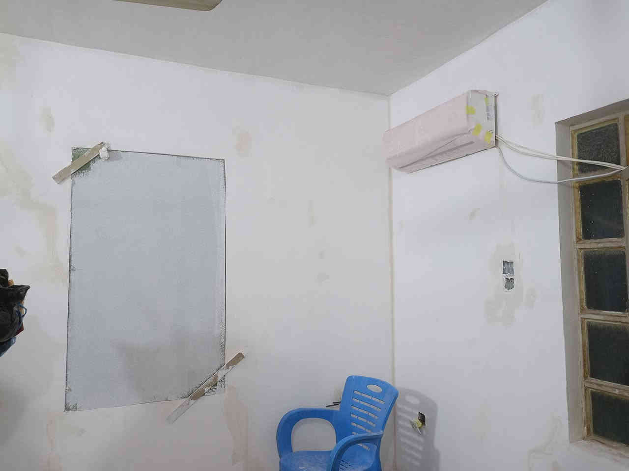 أحد أعمالي في الصبغ و المعالجة 
تَم بفضل الله معالجة جميع الفطور و مناطق الرطوبة و إخفاء فتحة قديمة بإستخدام الواح الجبسمبورد و طلاء الغرفة بالكامل صبغ ( بلاستيك )
للحجز و الإستفسار داخل كربلاء : ***********
