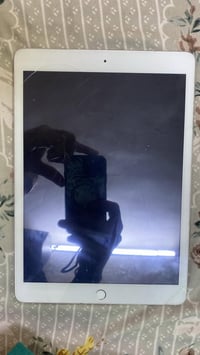 ايباد ٧ ١٢٨ • شرخ بالشاشة • اللمس شغال