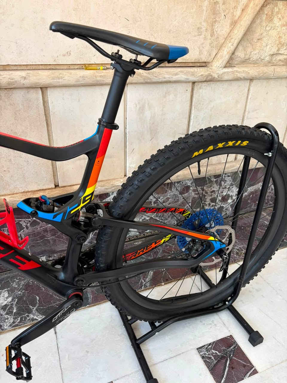 السلام عليكم🌟
للبيع دراجه ماركه LAPIERRE الفرنسيه
حجم الفريم L 
حجم التاير 29 
كروب سيت SRAM SX 
دبل امامي ROCK SHOX 
تحكم بل ستيرن 
دبل وسطي ROCK SHOX
تايرات من شركه MAXXIS 
الامامي MAXXIS ARDENT 
الخلفي MAXXIS FOREKASTER
التايرات بنضام الچوبلس 
سرج من شركه fizik 
بطيخات DT SWISS 240
ستيرن كاربون 
بوري سرج كاربون 
وياله كاربون 

مكاني بغداد زيونة 710📍
للتواصل/***********☎️
