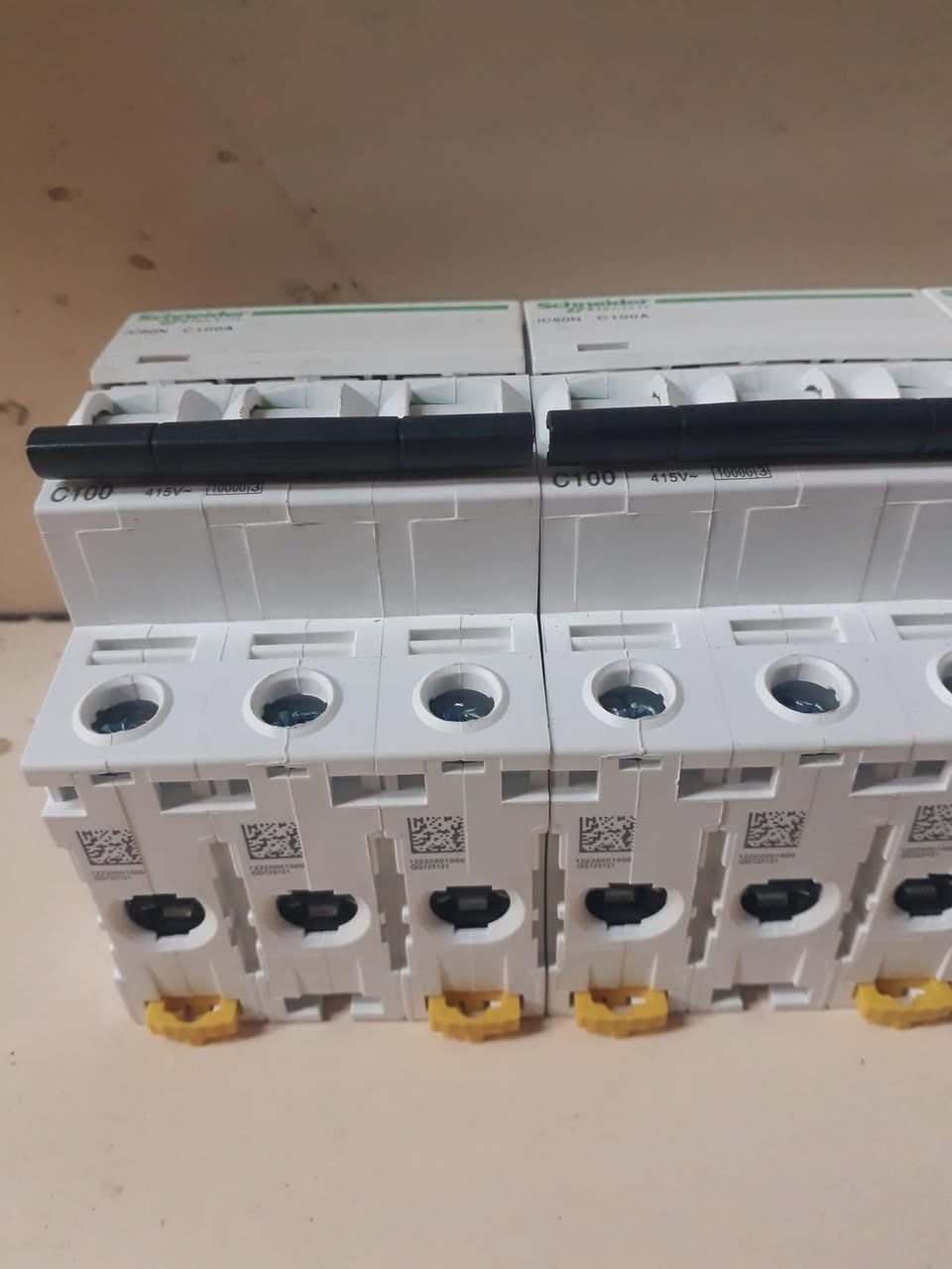 السلام عليكم يتوفر 👉
جوزه دورمن انكليزي مفرده من ٢ أمبير إلى ٦٣ أمبير 👈٢٥٠٠ 
جوزه منيجر ثلاثي دورمن انكليزي 👈 ١٢ الاف 
جوزه شنايدر فرنسي مفرده من ٢ إمبير إلى ٦٣ أمبير 👈 ٣ الاف 
جوزه منيجر ثلاثي شنايدر فرنسي 👈 ١٢ الاف 
جوزه Mk ثنائي ايرثكج ١٠٠ امبير 👈 ٨ الاف 
جوزه جنت ثنائي ايرثكج بالة اصلي ٨٠ أمبير 👈 ٤ الاف 
توجد خدمة توصيل الكافه المحافظات 
***********
