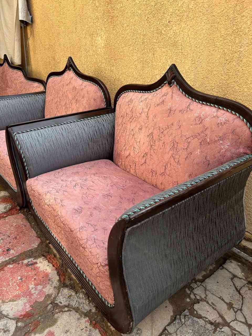 سلام عليكم
للبيع تخم دوشمه جديده 
2قطع كبار ام اربع نفرات و 4كراسي 
سعر 350 
الاستفسار ***********
