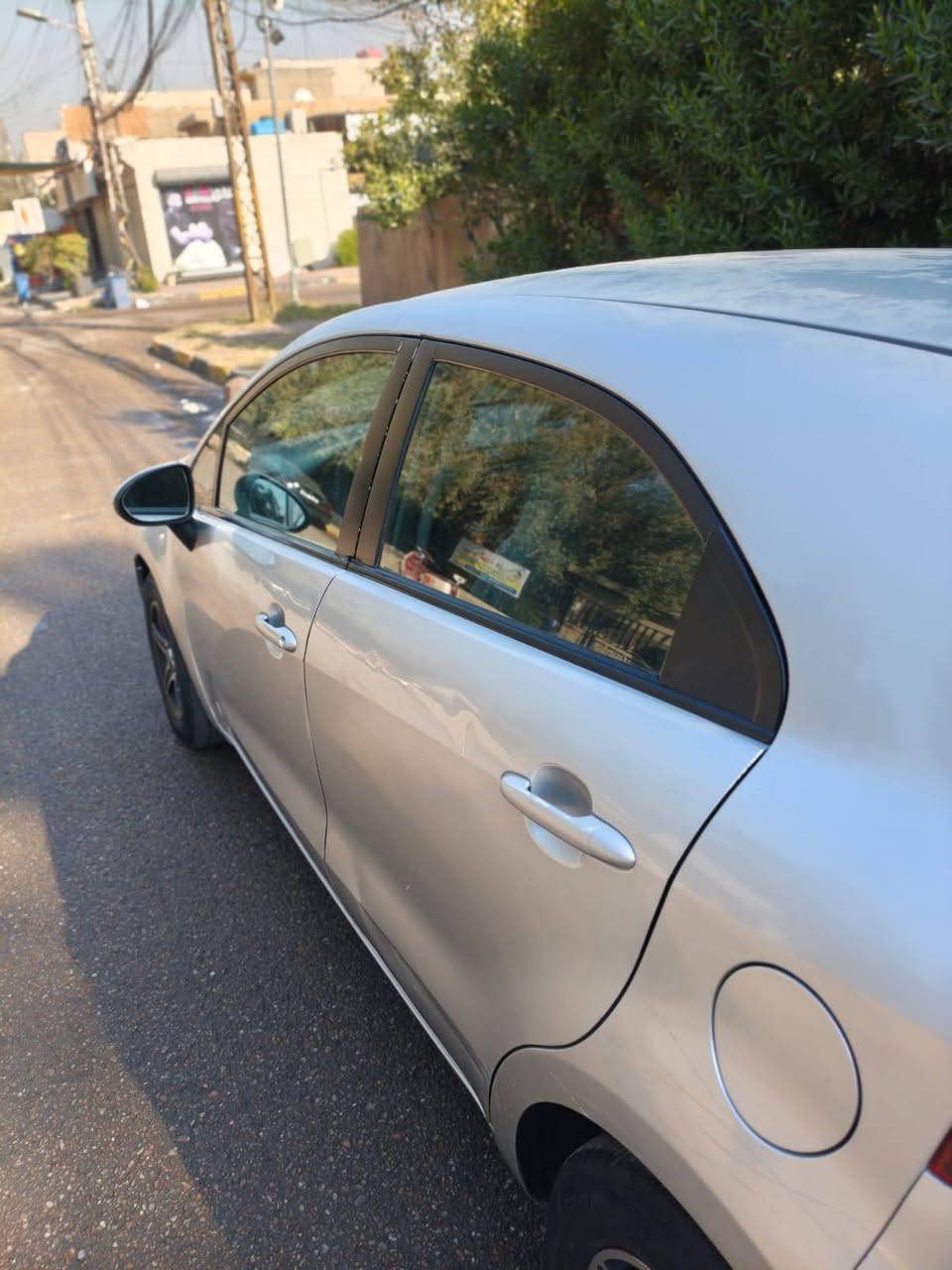 اخوان كيه ريو 2012 امريكيه مكينه 1600 حادثها جاملغ امامي يسره بدون ايرباك موصفاتها معروفه السياره كير مكينه صدر تبريد مكفول سعرها 70 وبيها مجال بسيط مكاني بغداد ساكن  ب الصليخ  وهذا رقمي ***********
