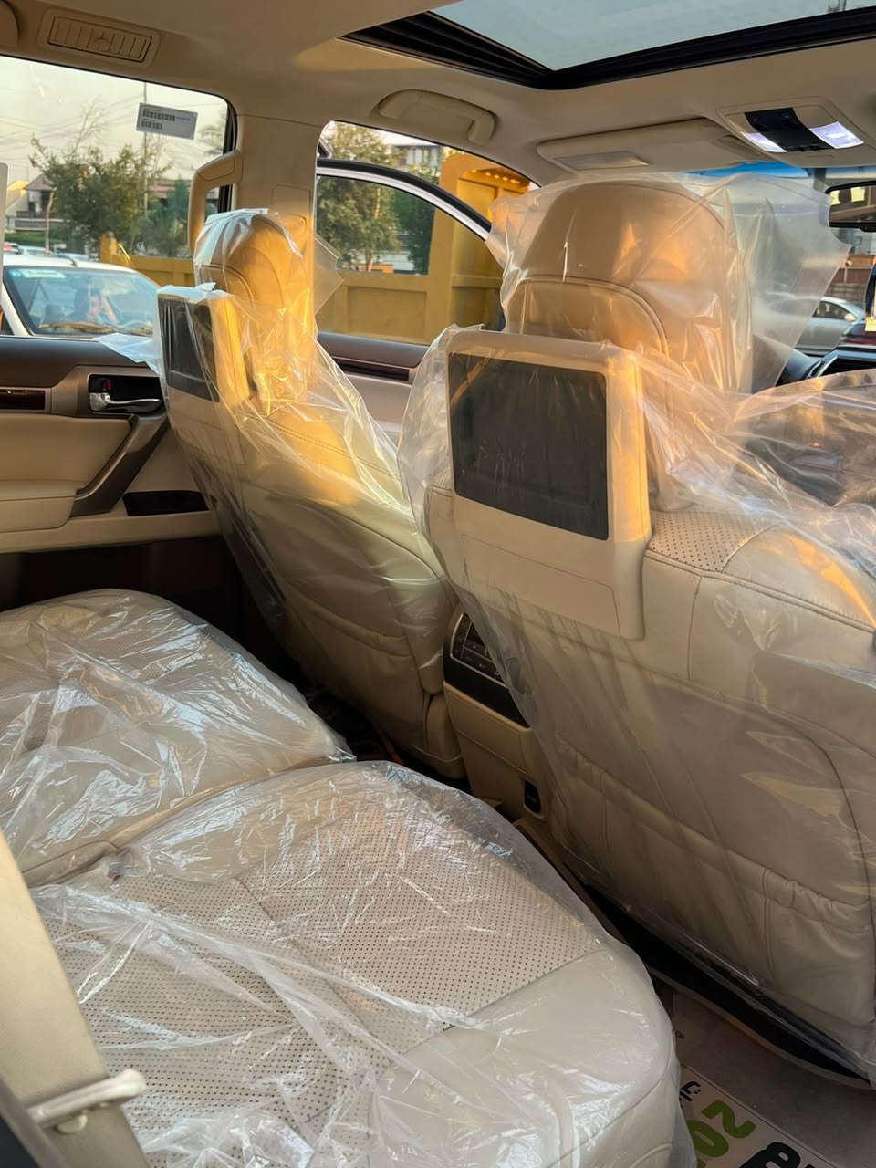 برادو لكزز موديل 2015  باب اول
رقم اربيل الجديد 
مكفوله كفاله عامه من الصبغ والتبديل والبارد 
 سيارة داخل ابيض اوف وايت
مواصفات 
جكات تصعد وتنزل السياره
شاشات 3 بلاديات
رادار امامي + جانبي
كشنات حار + بارد + ثنين كراسي كهرباء
كشن سايق خزن مموري
اربع كامرات 360 درجة 
ستيرن كهرباء خزن + ستيرن تدفىء
اتو بارك تصفط وحدهي
13 سماعة + دمام 
كشنات خلفية كهرباء 
تشغيل عن بعد 
فتحة بل سقف
بصمات اثنين  
اعلى مواصفات بل لكزز فول للاخير 1/1
السعر (347) وبيهة مجال للشراي 
مكاني بغداد الكرخ 
رقمي ***********
