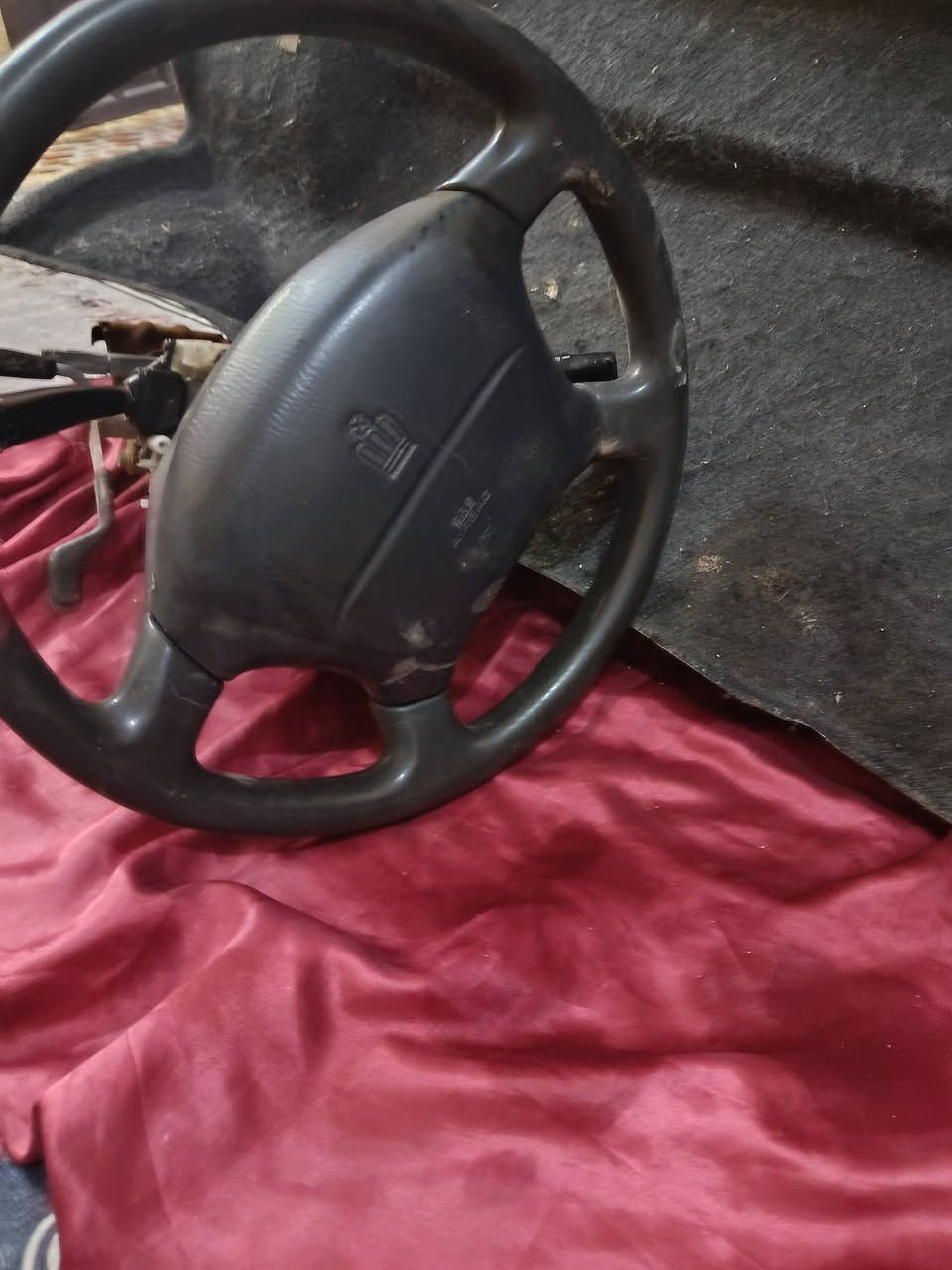 السلام عليكم للبيع غراض راس الثور حاظن راديتر عدد 2ودرع المكينه وعظمات مآل البدنه الخلفبه مآل الصندوك وستيرن عادي إلي يفيدنه 
العنوان البصره ***********
