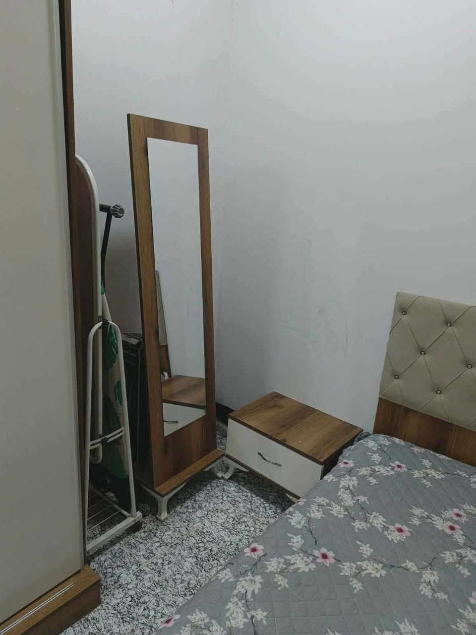 غرفه تركيه نضيفه للبيع سعر ٣٥٠ مكان سومر زيونه هاذا الرقم ***********
