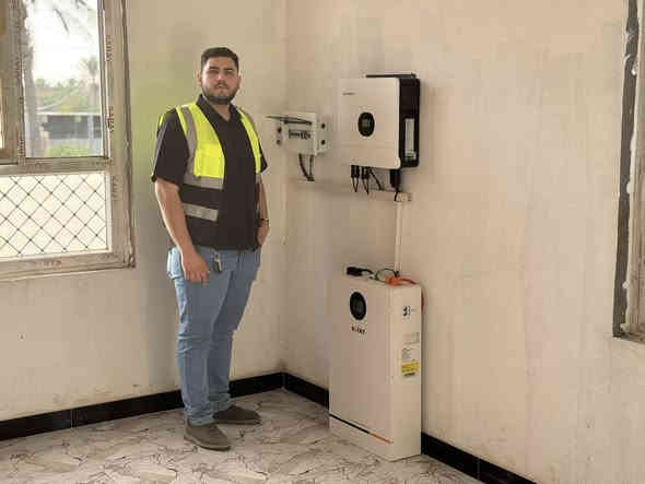 � بسم الله الرحمن الرحيم
اللهم صلِّ وسلم على سيدنا محمد وآل بيت محمد

✨ اليوم بفضل الله تعالى تم إكمال تنصيب منظومة طاقة شمسية في محافظة ديالى – قضاء الخالص – منطقة السراجق ☀️

🔋 مواصفات المنظومة:
• السعة: 10 أمبير ليلي نهاري (قابلة للزيادة)
• تم استخدام 8 ألواح لونجي 615 واط – 16 باز بارت 🌞 ضمان 15 سنة
• بطارية ليثيوم 10 كيلو واط ⚡ ضمان 5 سنوات
• انفيرتر 6.2 KW
• تم تجهيز الهيكل ليكون قابل للتوسعة مستقبلاً إلى 16 أمبير مع انفيرتر 20 أمبير 🔧

🛠️ خدماتنا:
• مراجعة دورية شهرية لكل منظومة 🔁
• مراجعة فورية لأي عطل 🧰
• تواصل مباشر مع الزبائن على مدار 24 ساعة 📞

📱 لأي استفسار أو معرفة الأسعار
تواصلوا ويانا عبر الصفحة أو على الرقم: ***********

⚡ التقني للطاقة الشمسية – خبرة تضمن راحتك 🌞
