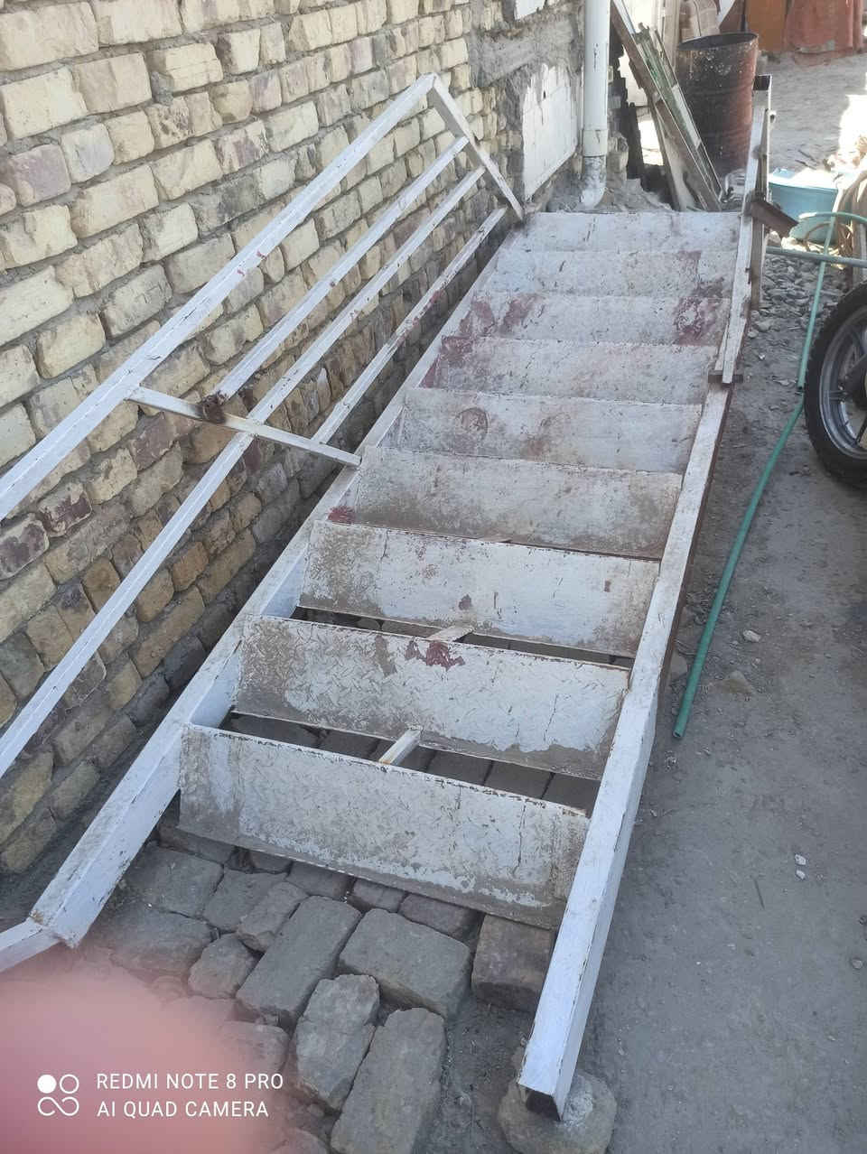 درج حديد للبيع مستعمل بليت ثقيل مع جهة محجل واحدة  مع باب طولة ٣ امتار  السعر ١٠٠الف ***********

