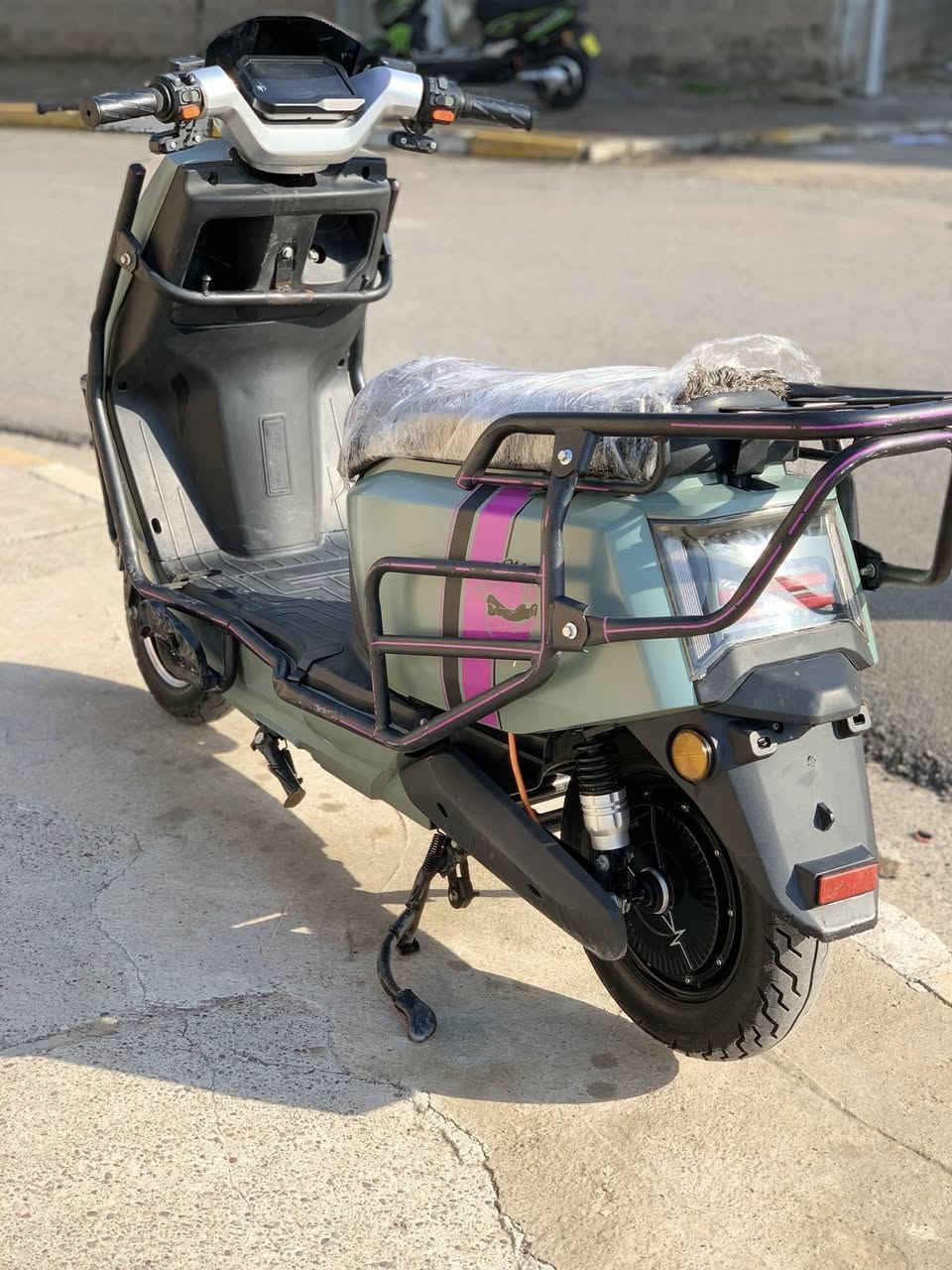 ماطور وحش 🖤 
ملف 2500 
بطريات 6 مصطره 
مستعمل شهر 
سرعه ٩٩ حقيقي ٨٠ 
السعر 575 وبي مجال 
التواصل ***********
