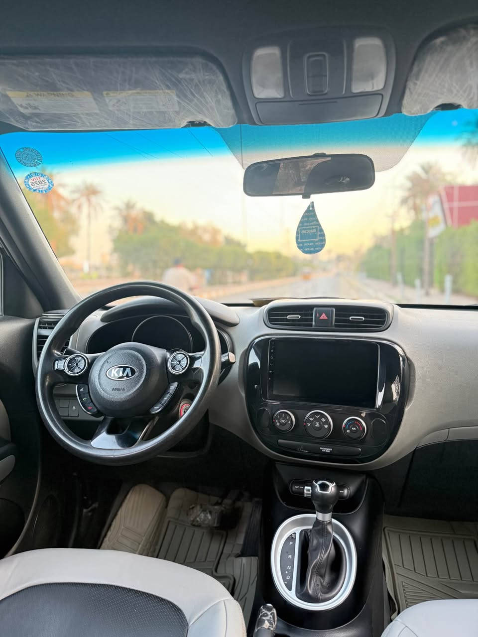 للبيع صول 2017 وارد امريكي سنويه جديده حادث فقط بنيد بدون دواخل بدون ايرباك سياره جديده سونار مرفق مكان العماره *********** عمارة, ميسان
