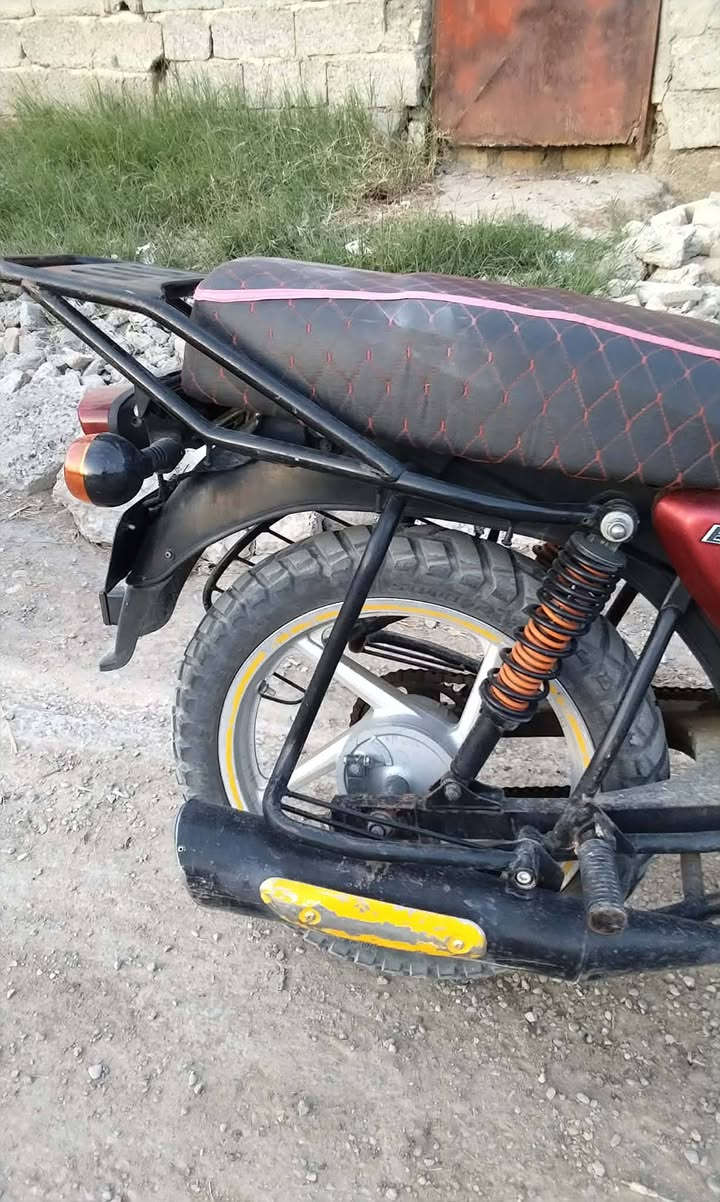 السلام عليكم دراجه بوكسر للبيع موديل 2018 انضف من الصور اوراق كامله سعر 650 وبيها مجال للشراي متواجد خاص وهذا رقمي بي واتساب *********** مكان بعقوبة تقاطع السادة
