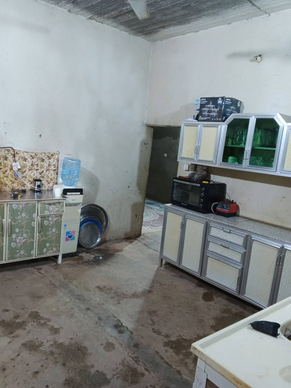 سلام عليكم بيت زراعي ركن 
المكان البصره ابو الخصيب فجه العرب عن الشارع تقريبا 5 دقايق او اكثر ماعرف قريب عله بيت سيد حسين ابو المولده
المساحه 230 م 

البيت كلش حلو جبير بس نقص صبغ او تبيث وسراميك
بي 3 غرف كبار /وهول /ديوانيه بعد اكبر/ وطارمه جبيره 

السعر 120 مليون بي مجالل
رقمي وتساب فقط
***********
