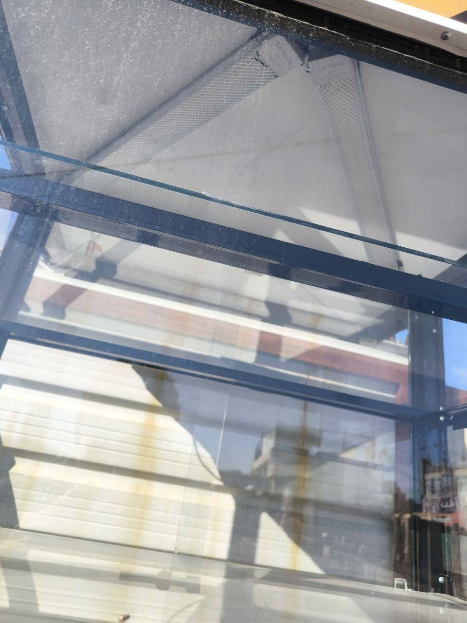 باترينة او عارضة زجاجية متحركة جديدة
تحتوي ع 4 رفوف زجاجيه  
وتحتوي ع تخزين 2 رف 
جميع الابواب تحتوي قفل 
مشتغل بيه فقط 4 ايام 
للتواصل رقم الواتساب :- ***********
مكاني الحرية
