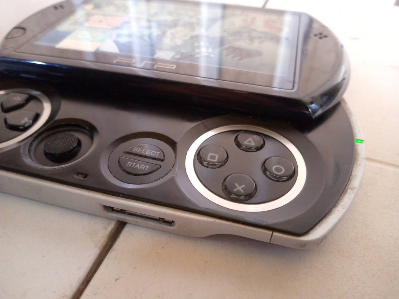 PSP GO .
رام داخلي 16 كيكا + مجموعة اكسسوارات .
للتواصل . *********** .
