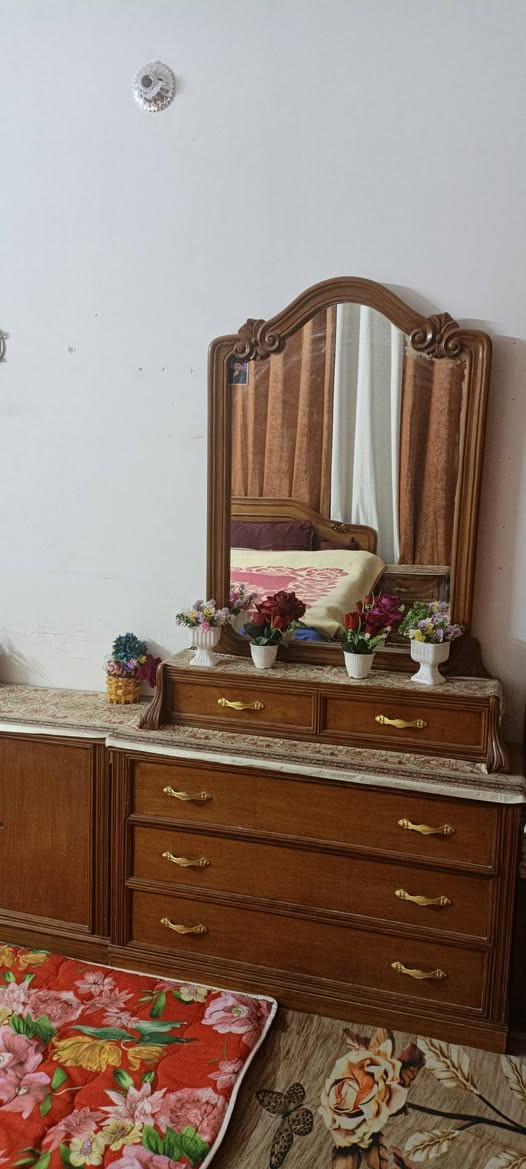 للبيع غرفة اخشاب ***********
