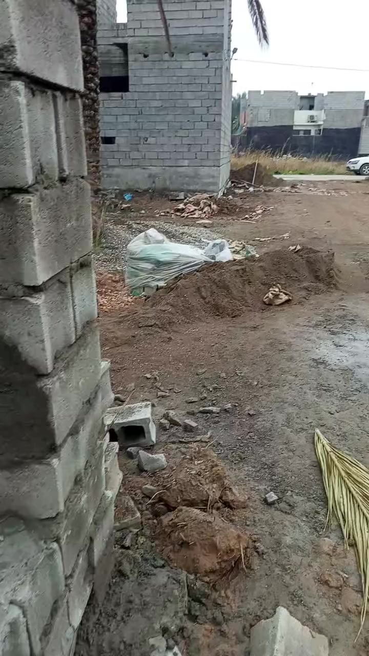 هيكل 100م للبيع الوجه 5م والنزال 20م طابو زراعي سند 25 مكاتبه ووكاله ماء وكهرباء وتبليط وخط مولد وإنارة تقاطع القدس فرع حدادة بلا حدود مقابل جامعة الرافدين شارع عرض 15م السعر 38 مليون وبي مجال للشراي للاستفسار خاص او ***********
