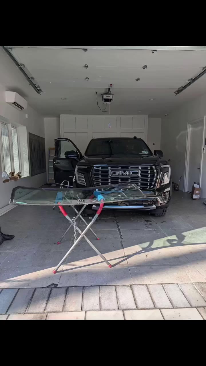 السلام عليكم يوجد جميع أنواع زجاج السيارات العنوان بغداد شارع الشيخ عمر ويوجد خدمه موقعيه معه ضمان العمل للتواصل ***********
