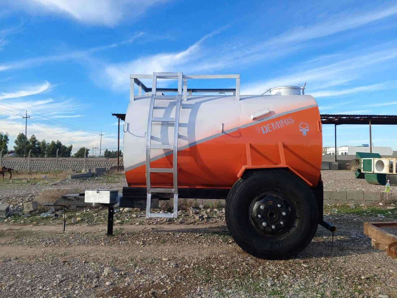 مقطورە حدید درجه اولى
دنكير تريله تاير 22 ونص شاصي بلادي 
20برمیــل  حسب طلب
المكان طوز خورماتو. طریق كركوك بغداد .قرب المطعم جنة العراق.
للاتصال على الرقم
*********** اتصال او واتساب
توجد خدمات توصيل لكافه المحافظات عروضنا مميزه واسعارنا مناسبه
