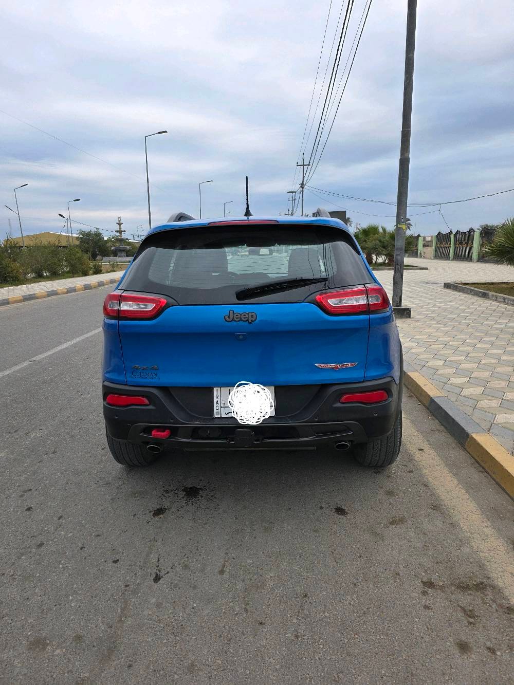 جيب شيروكي بزون ترايل هوك اعله فئه 2018 6سلندر حادثهة خفيف بدون ايرباك لون مميز ازرق فيروزي ماشيه 127 ميل مكان السياره العماره السعر 135 ورقه وبيهة مجال بسيط 