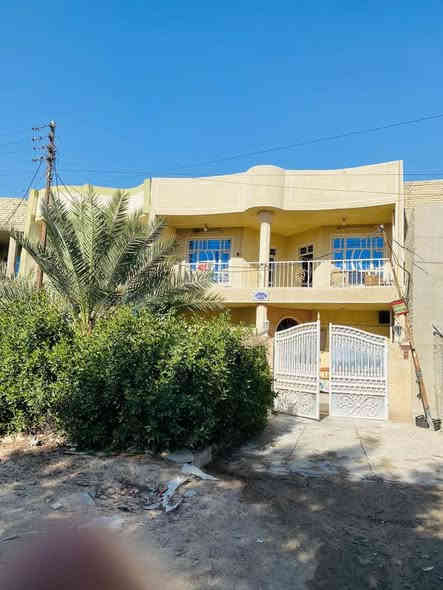 السلام عليكم بيت اللبيع طابقين مساحه 225 م واجهه 9 نزال 25 بيت طابوا زراعي يحتوي البيت على  6 غرف نوم الطابق الاول على حديقه خارجيه وكراج كبير  اربع حمامات حمامين خارجيات وحمامين داخليات واستقبال ومطبخ وغرفتين نوم وترك ومنور وصاله والطابق الثاني يحتوي على اربع غرف وصاله وحمام ومطبخ /عنوان الصحفين بدايه منطقه الظباط الاستفسار الاتصال ***********/*********** او على خاص
