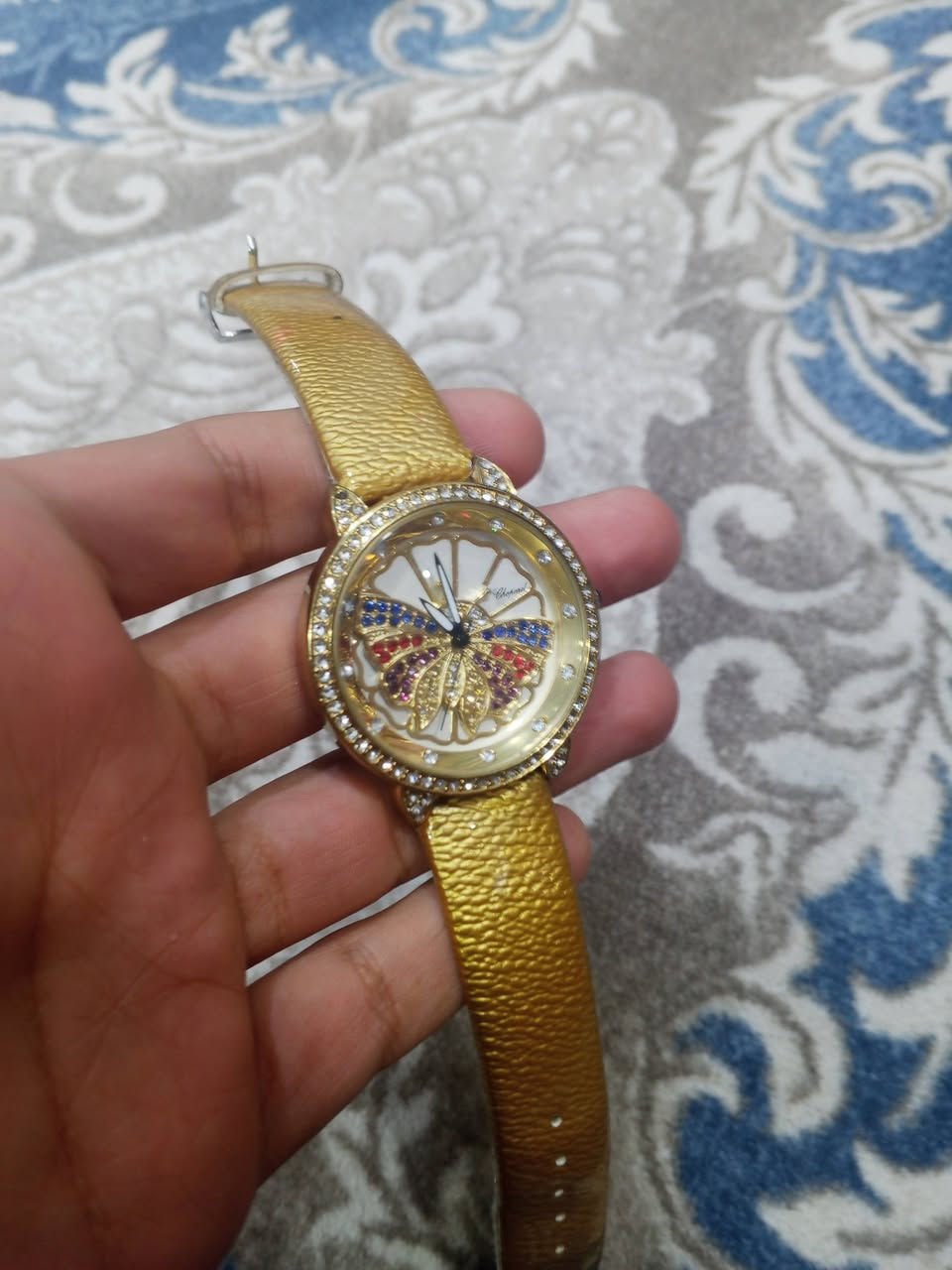 الماركة: شوبارد (Chopard Geneve) - صناعة سويسرية أصلية.
المعدن: مصنوعة من الفضة الإسترلينية عيار 925 بالكامل.
الطلاء: مطليّة بذهب عيار ثقيل (20 مايكرون) يعطيها مظهر الذهب الخالص.
التصميم: مينا مميزة مرصعة بفصوص كريستال لامعة بتصميم فراشة ملكية.
الحالة: نظيفة جداً (Vintage) وتعمل بدقة عالية.
قطعة راقية جداً تناسب المناسبات أو للإهداء، تجمع بين قيمة الفضة وفخامة ماركة شوبارد العالمية.
للحجز أو الاستفسار (واتساب):
📞 ***********
