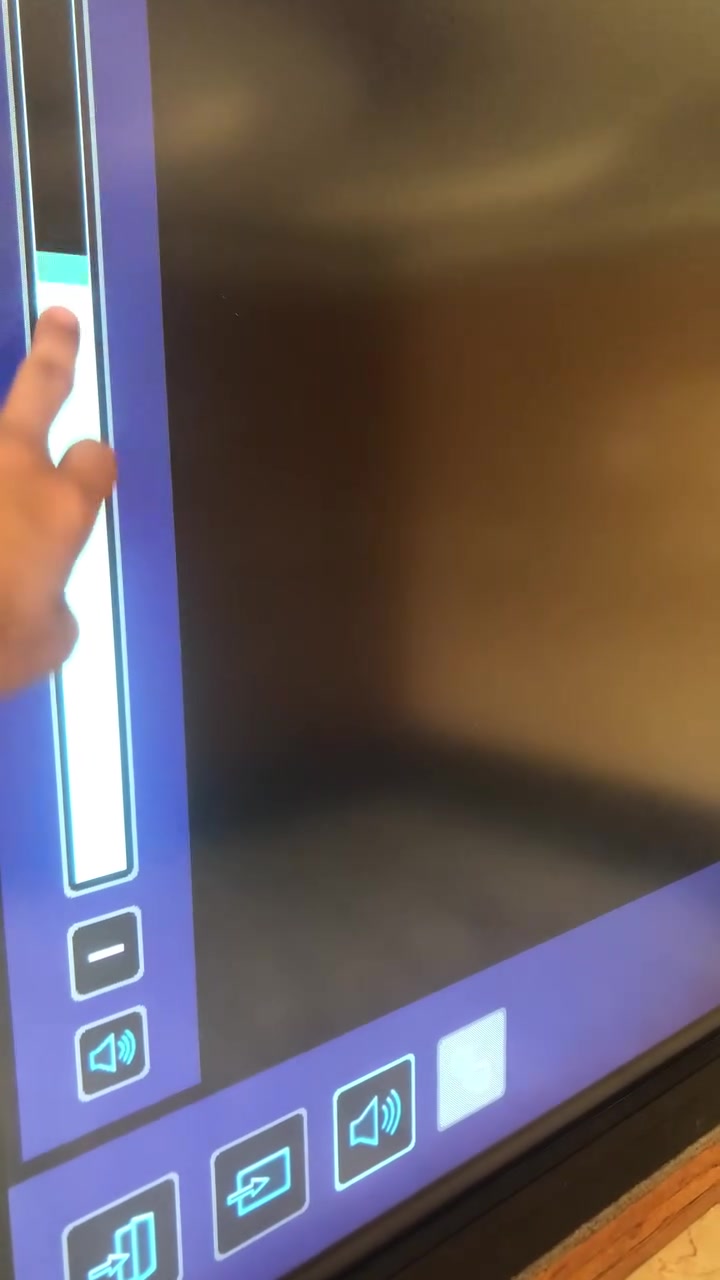 للبيع - شاشة تعليمية كبيرة Sharp 70" 4K 🔥  
SHARP PN-L703B Interactive Touch Monitor  
Made in Mexico  

الحالة: ممتازة جداً

المواصفات:
القياس: 70 إنش 4K UHD
صورة فائقة الوضوح
شاشة تعمل باللمس - يمكنك استخدامها باليد والقلم
مستخدمة للتدريس والمؤتمرات
تحتوي على منفذ HDMI، تتصل بسهولة باللابتوب و TV Box
حالة الشاشة 100% سليمة، بدون خدوش أو كسر

هذا الجهاز مناسب لـ:
المعلمين والمدارس
الشركات للاجتماعات
لمحبي الشاشات الكبيرة للألعاب والأفلام

ملاحظة: هذه شاشة مونيتور وليست تلفزيون. تحتاج إلى لابتوب أو Android TV Box للعمل.

السعر: 470$  
يوجد مجال بسيط للجادين

المكان: أربيل  
إذا أردت رؤيتها عن قرب، أهلاً وسهلاً.  
الفحص متاح بحرية.


**إذا كنت صاحب هذا الإعلان وتريد حذفه لأي سبب، رجاءا أرسل رسالة إلى الدعم الفني**