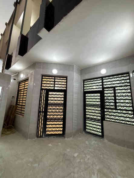 السلام عليكم🏠 دار للبيع المساحه 130 متر حي المكرمه منطقه 8000 بناء جديد درجه اولى🏗️ طابقين يحتوي الطابق الاول🌟 على غرفه وصاله واستقبال ومطبخ وصحيات عدد اثنين الطابق الثاني✨ يحتوي على ثلاثه غرف وصاله وصحيات مجموع غرف البيت: 4 السعر 178 مع المجال للاستفسار اكثر زورونا موقعنا مكتب الرشيد او الاتصال بالرقم التالي 
***********
