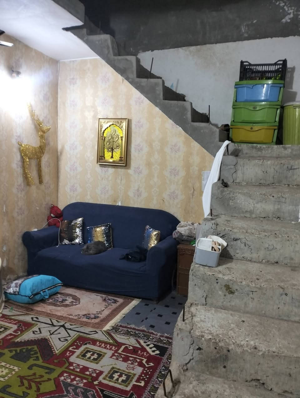 دار للبيع المساحه 100 متر خدمات مسقط قرب حسينيه الزهراء البيت وجه على ساحه ***********
