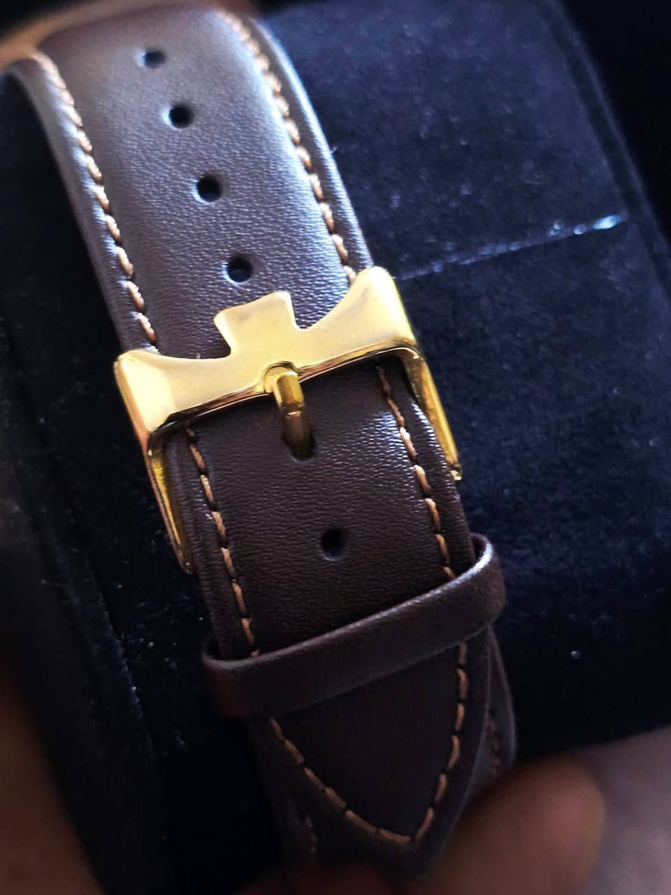 فاشيرون كوستنتين 
كوبي باله اوتماتيك 
طلاء ذهبي ثابت 
رقاص ظاهري مكشوف 
سنتر شحن 
ظهر زجاجي مكشوف 
سير جلد مبدل قفل سير اصلي 
نظيفه جدا 
قطر ٤٥

١٢٥ الف 
المكان اربيل 
يوجد توصيل 

Samer Akeel AlJboory 
https://www.tiktok.com/@samerakeelwatch?_r=1&_t=ZS-92XzzfzgLln


**إذا كنت صاحب هذا الإعلان وتريد حذفه لأي سبب، رجاءا أرسل رسالة إلى الدعم الفني**