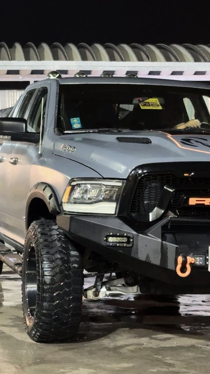 السلام وعليكم رام للبيع او مراوس ب جارجر  او جالنجر  موديل2012 تزويد امريكة مملعوب بيها بل عراق السيارة مال جناية  لون سمنتي السيارة كلش حلو وشرط لمن تمشي كلها تباع مرجوعة😂محرك 5300  فقط اكو خربطة بل محرك  
 للاستفسار ***********
